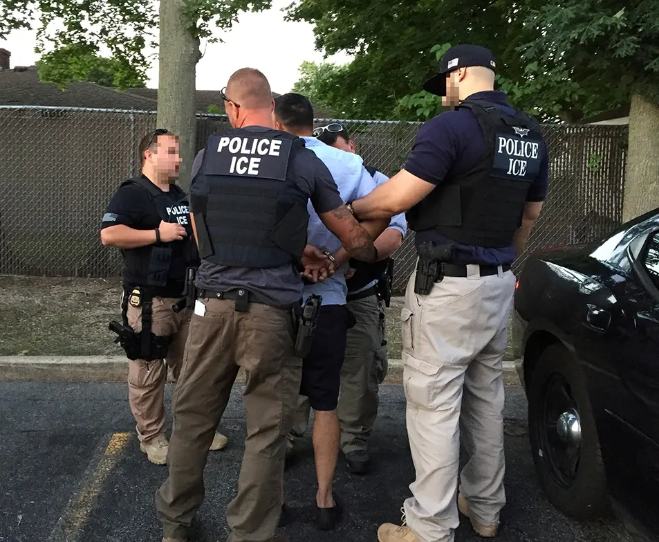 ICE mantiene planes de detención de inmigrantes