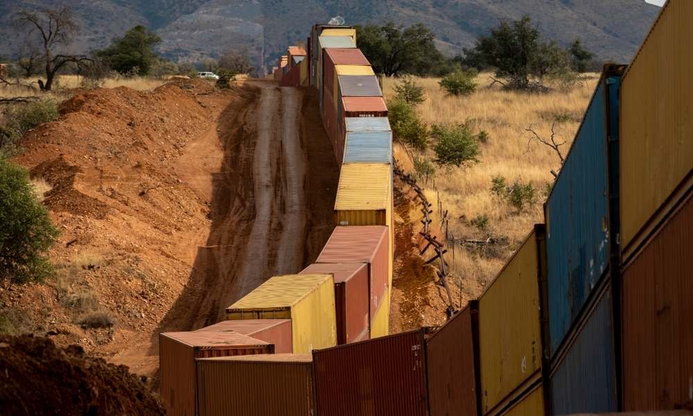 Derrumbarán muro de contenedores en la frontera entre Arizona y México