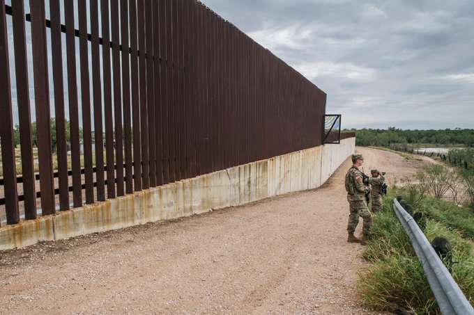Condenan políticos decisión de Biden de enviar militares a la frontera