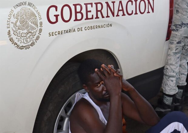 Autoridades regresan de manera exprés a migrantes en la frontera sur de México