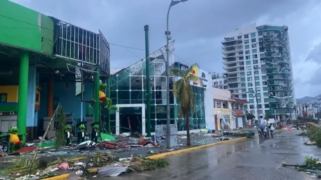 Acapulco destrozado e incomunicado  ante paso de “Otis”