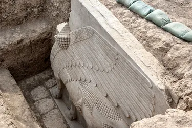Arqueólogos desentierran en Irak una escultura siria de más de 2 mil 700 años de antigüedad 