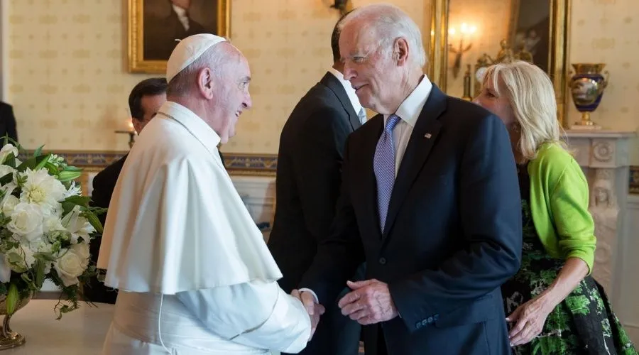 El papa Francisco habló por teléfono con Joe Biden sobre la necesidad de encontrar caminos de paz