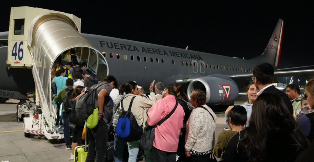 Sale de Israel el segundo avión enviado por la Sedena con más de 141 mexicanos a bordo
