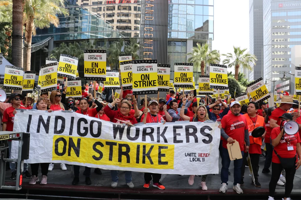 En Los Ángeles y Santa Mónica trabajadores de hotel se van a huelga, los reemplazan por migrantes solicitantes de asilo