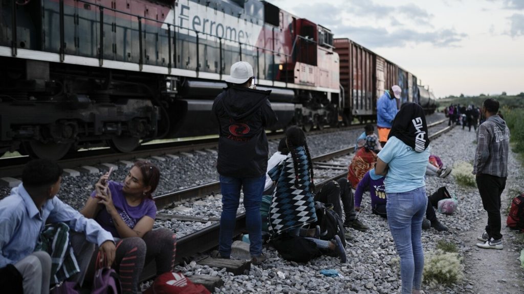 Regresa INM de Zacatecas y Aguascalientes a migrantes que viajan en tren de carga