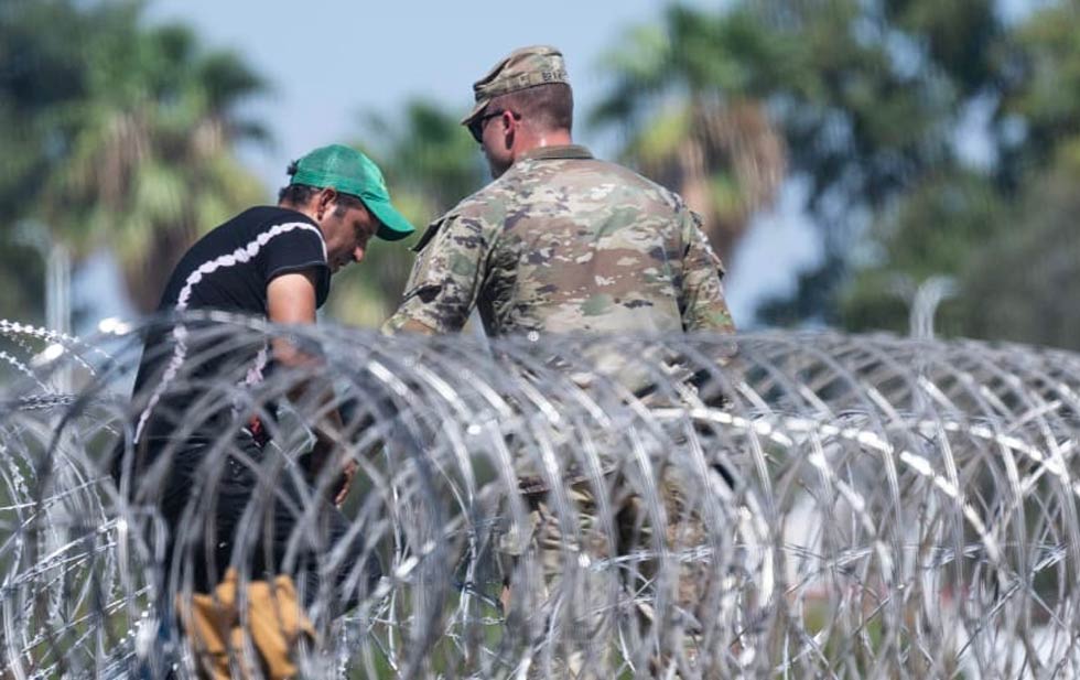 Militares de Texas instalan más alambre de púas a lo largo del Río Bravo como parte de la Operación Estrella Solitaria