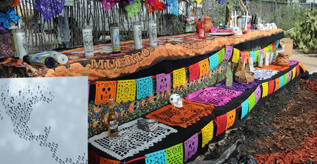 Activistas en Tucson colocan altar de muertos para migrantes que han fallecido en la frontera de Arizona y México