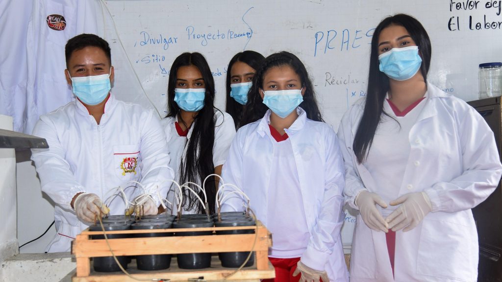 Escuela rural de Colombia sin internet ni energía eléctrica gana un premio mundial de educación