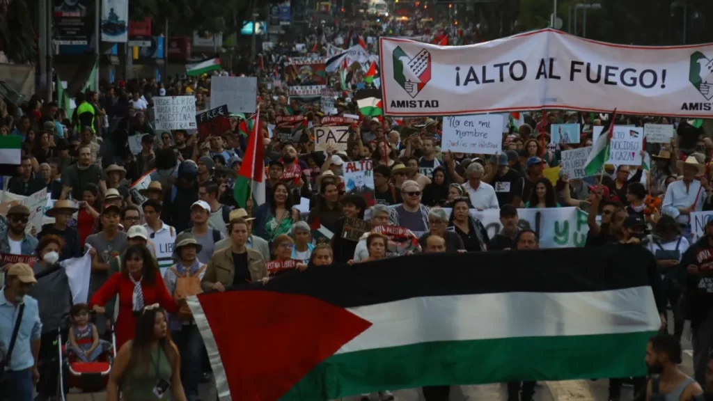 Simpatizantes de Palestina marchan en México exigiendo al Gobierno romper relaciones con Israel