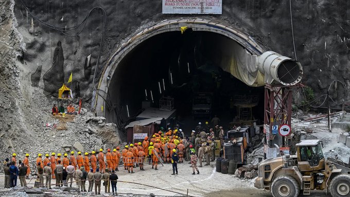 Rescatan con vida después de 17 días a 41  trabajadores en la India atrapados en derrumbe de un túnel montañoso