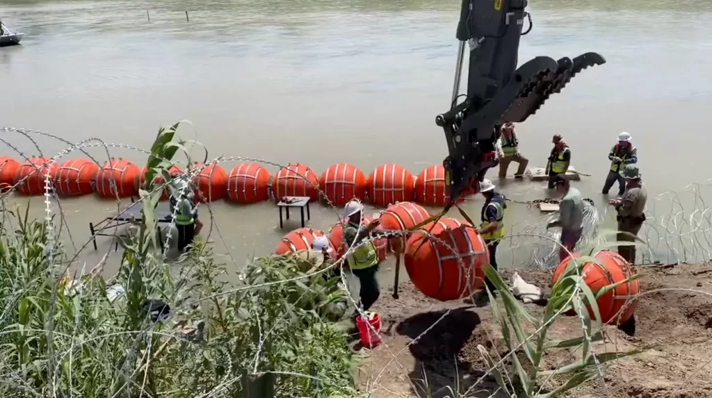 Texas debe retirar boyas de 300 metros del río Bravo por orden de magistrado federal