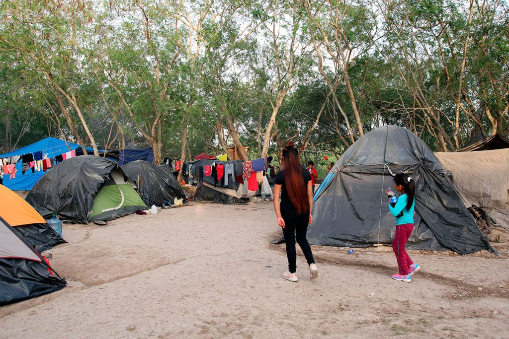 Autoridades mexicanas retiran campamento de migrantes del río Bravo en Matamoros