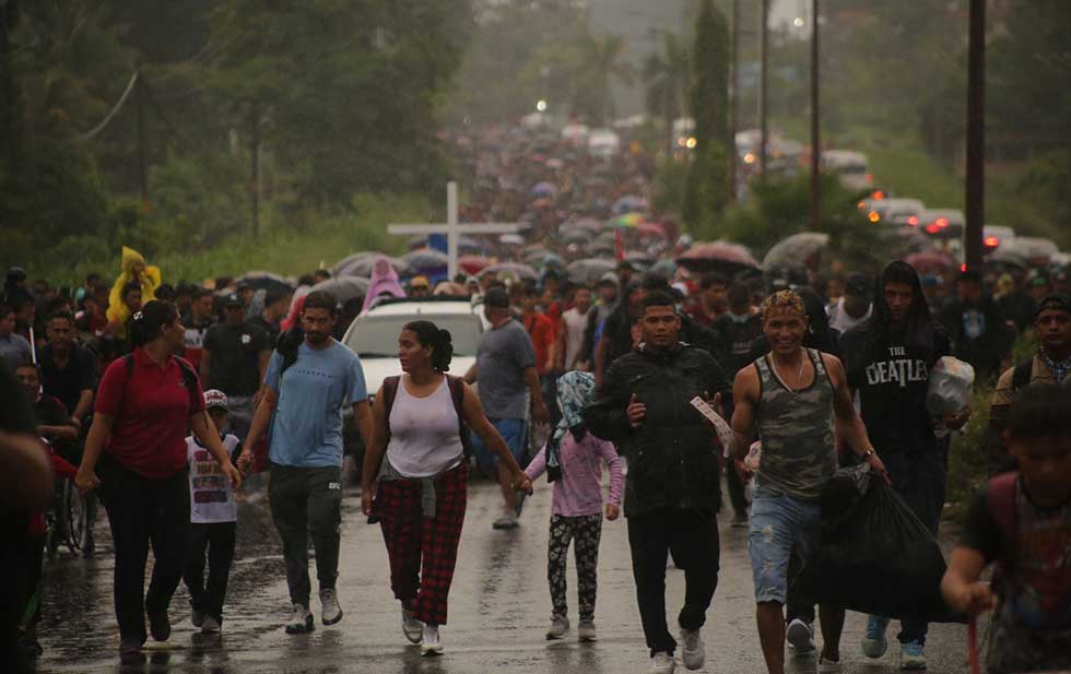Prometen a caravana de inmigrantes legalizar su estancia en México, ellos frenaría su caminata a EU