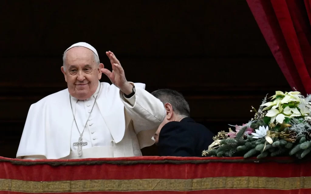 En mensaje de Navidad el papa Francisco pidió por soluciones el fenómeno de las migraciones y por el fin de las gueras