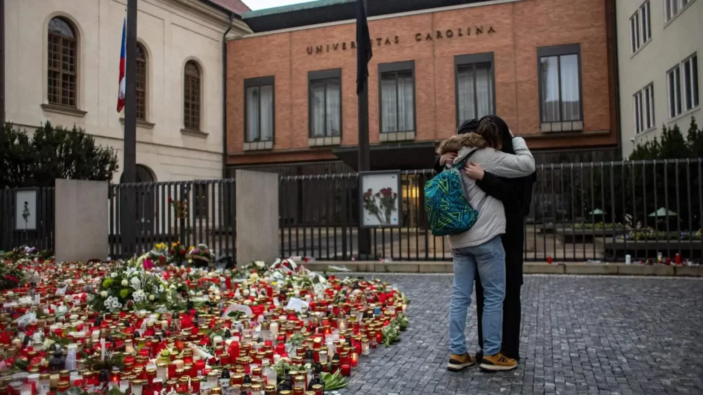 Investigadores creen que el autor del tiroteo en Praga también mató a su padre, a otro hombre y un bebé