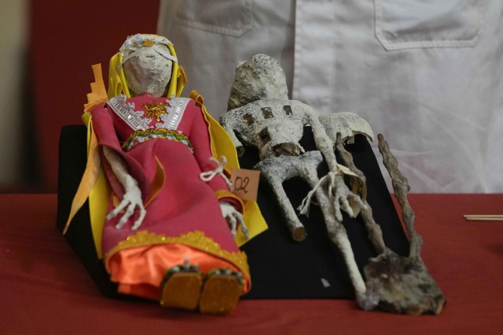 “Alienígenas” que enviarían de Perú a México son de papel, pegamento, metal y huesos