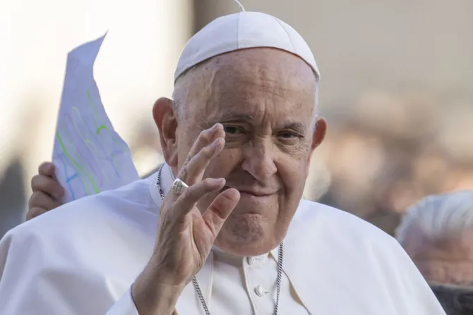El papa Francisco insiste que “el Señor bendice a todos”, respecto a sus decisión de bendecir a parejas del mismo sexo
