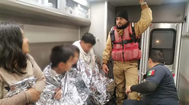 Madre y sus cuatro hijos son rescatados por el  INM después de permanecer siete horas en el río Bravo para cruzar a Estados Unidos