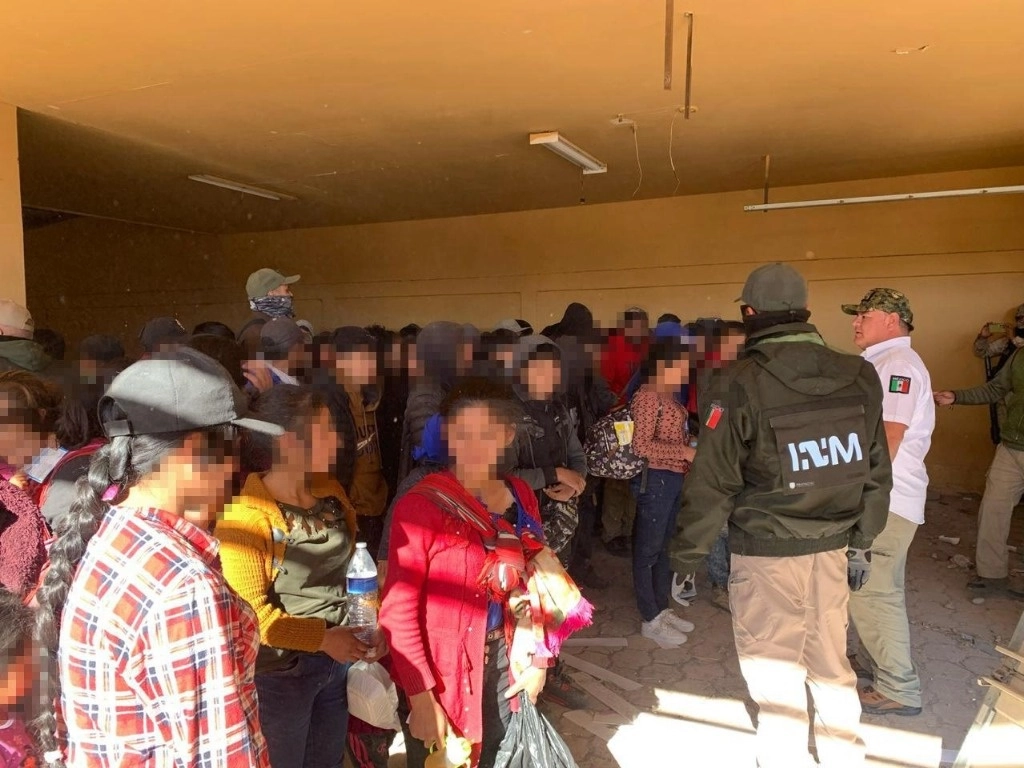 Hallan en casa abandonada de Santa Ana 101 migrantes guatemaltecos