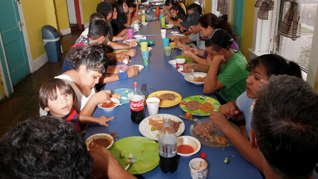 Texas demandó a organización católica por proporcionar alimento y alojamiento a migrantes