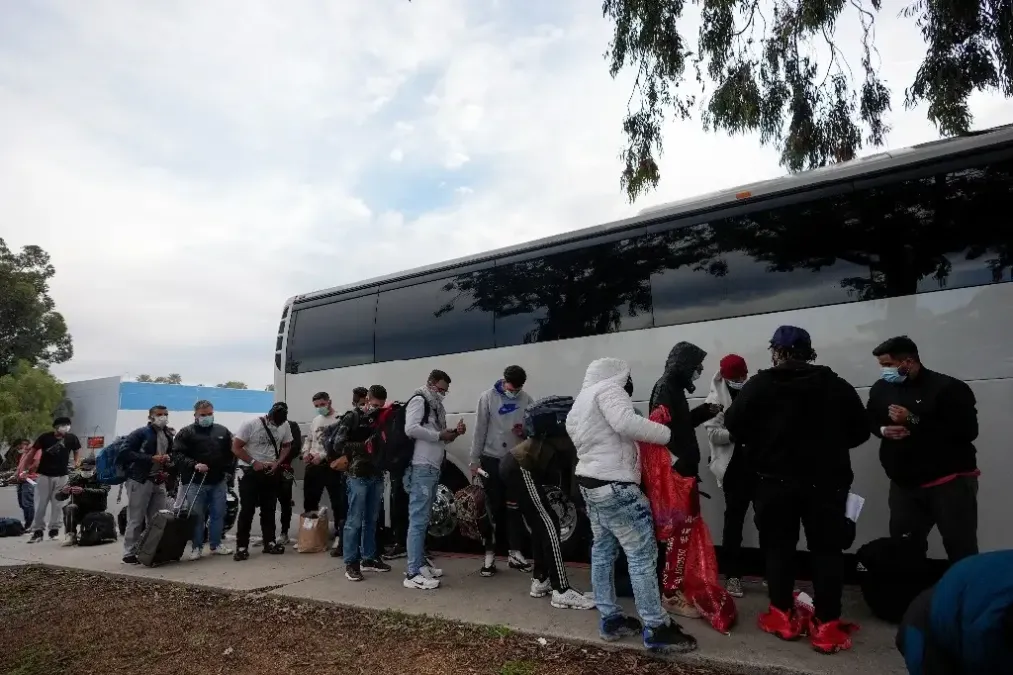 Autobuses de la Patrulla Fronteriza dejan a cientos de migrantes en un centro de recepción de San Diego por falta de recursos
