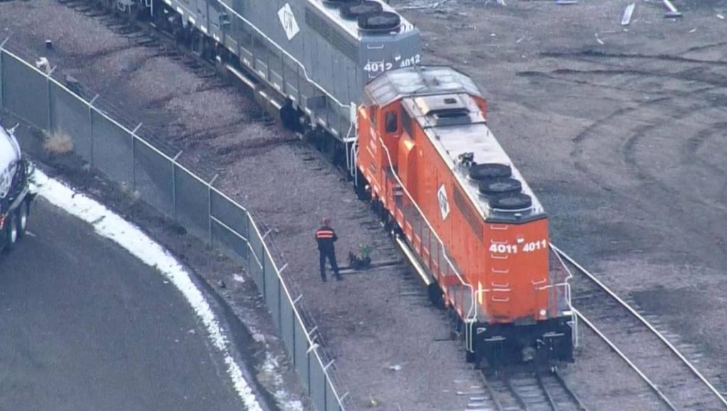 Tren descarrila en Colorado derramando cientos de litros de diésel