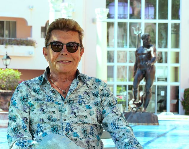 Ernesto Coppel también estuvo pintando paredes en Los Cabos y Mazatlán para borrar graffitis