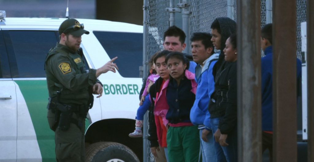 La mitad de los estadounidenses están a favor de las deportaciones masivas, revela encuesta