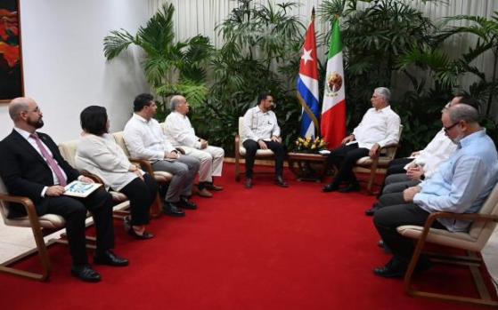 Director del IMSS propone en La Habana contratar a mil 200 médicos cubanos