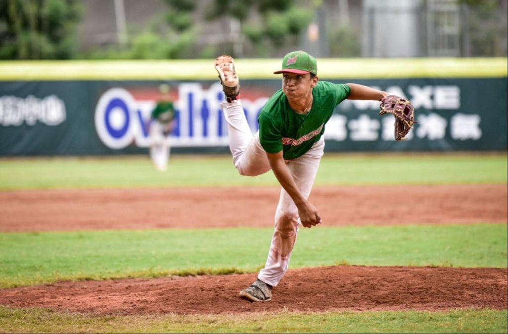 Beisbolista sinaloense, Ezequiel Rivera de 14 años, firma contrato con los Dodgers