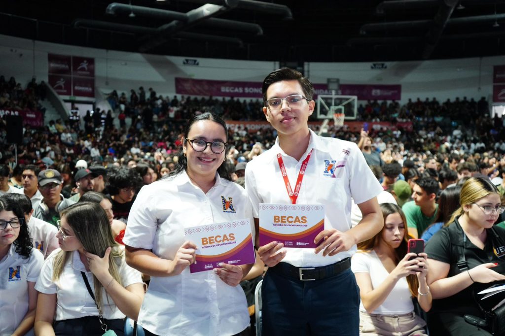 Beneficia Gobernador Durazo a 3 mil 500 estudiantes con becas e internet gratuito