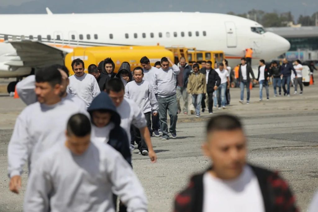 Deportar a grandes cantidades de personas de EE.UU no los exime de las realidades logísticas como camas en detención, asientos en aviones