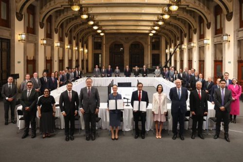 Claudia Sheinbaum firma acuerdo para bajar el precio de la canasta básica
