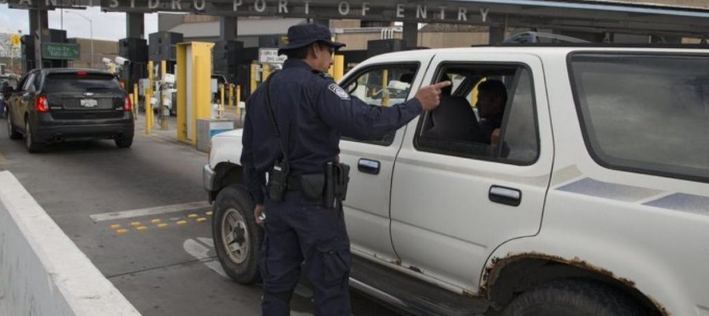 Acusan a dos agentes fronterizos en California de dejar pasar a personas sin documentos, traficantes de personas declaran que trabajaron con los inspectores