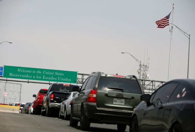 Coches hacen cola en el puente internacional de Córdova, en la frontera entre México y Estados Unidos, para entrar en El Paso, Texas, en Ciudad Juárez