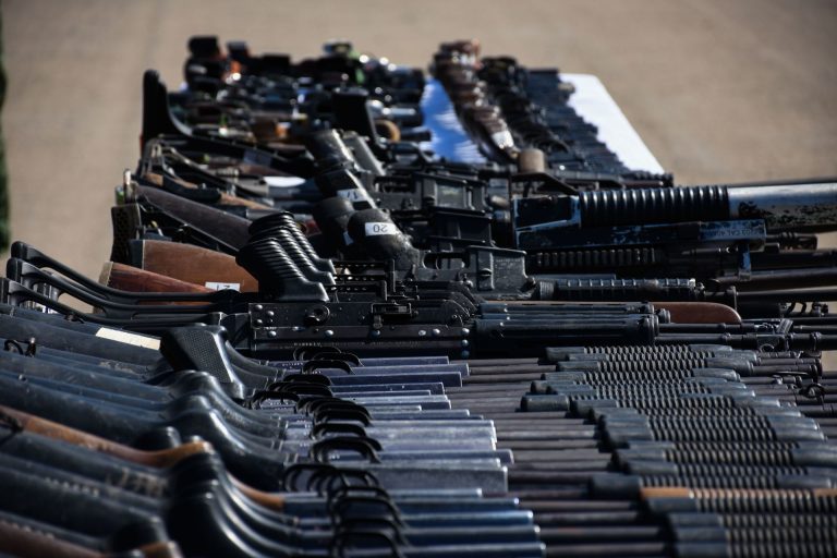 Integrantes del Décimo Batallón de Infantería de Campeche destruyeron armas de alto poder aseguradas en diversos operativos de seguridad.