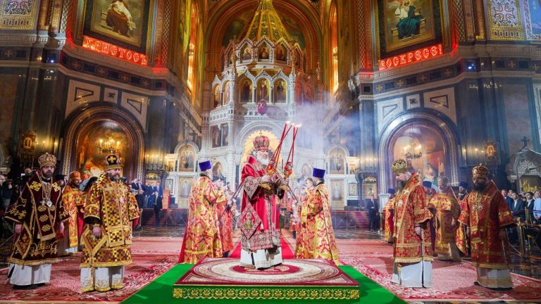 fotogaleria-el-patriarca-ortodoxo-ruso-kirill-dirige-un-servicio-religioso-ortodoxo-de-pascua-en-la-catedral-de-cristo-salvador-en-moscu-1548839